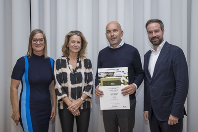 Im Bild: v.l. Iris Reiter (Jury), Marianne Durig (Jury), Christopher Schläffer (Bauherr Austrian House, Zell am See) und Landeshauptmann-Stellvertreter Stefan Schnöll.