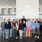 Roman Höllbacher (Künstlerischer Leiter Initiative Architektur) mit Lehrpersonal und Schüler*innen der HTL Saalfelden.