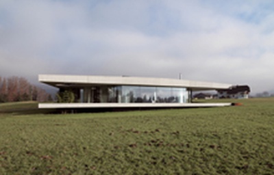 Haus 47° 40’ 48’’ N / 13° 8’ 12’’ E von Maria Flöckner und Hermann Schnöll