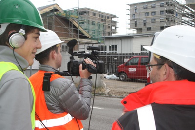 SchülerInnen der 4A vom WRG Salzburg auf der Baustelle – © Erwin Neubacher SchülerInnen der 4A vom WRG Salzburg auf der Baustelle