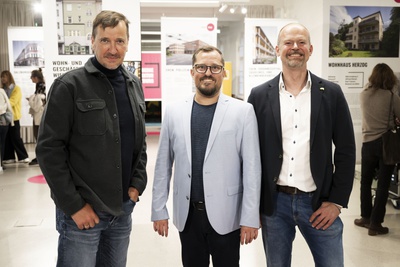 Im Bild v.l.n.r.: Fotograf Hubert Auer, Kurator Matthias Weiß und Grafiker Nicolas Sturm.