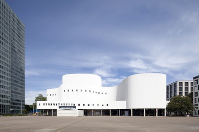 D’haus – Düsseldorfer Schauspielhaus, Düsseldorf (Außenansicht), Architekt: Bernhard Pfau, Sanierung: ingenhoven architects – © ullstein bild, Thomas Robbin D’haus – Düsseldorfer Schauspielhaus, Düsseldorf (Außenansicht), Architekt: Bernhard Pfau, Sanierung: ingenhoven architects