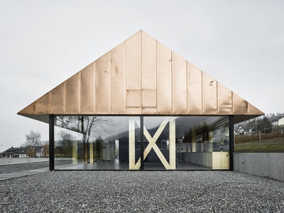 Haus mit 4 Stützenpaaren, Tegerfelden, Außenbild (Oliver Christen Architekten) – © Valentin Jeck Haus mit 4 Stützenpaaren, Tegerfelden, Außenbild (Oliver Christen Architekten)