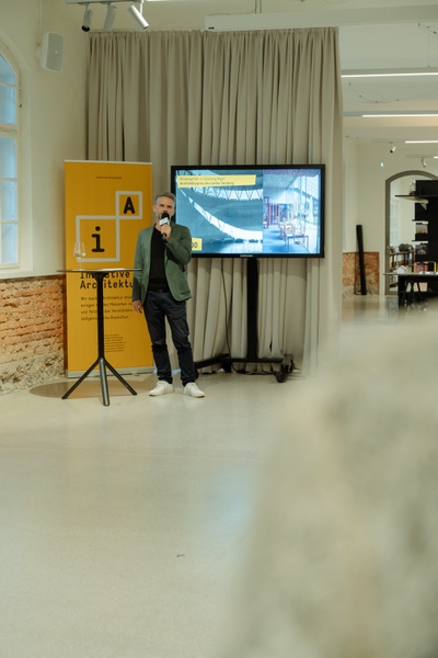 Christian Struber (Vorstandsvorsitzender der Initiative Architektur) dankt allen Partner*innen, Unterstützer*innen und Interessierten.