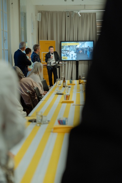 Roman Höllbacher (Künstlerischer Leiter Initiative Architektur) begrüßt alle Gäste zum Jubiläumsfest und spricht zur Gründung und Meilensteine in der Geschichte der Initiative Architektur Salzburg.