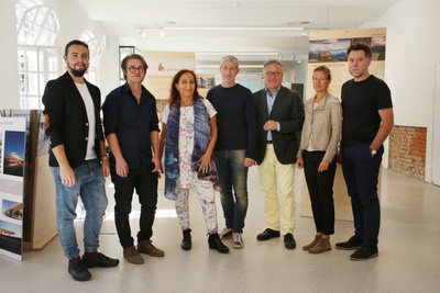 vl.n.r.:  Lukas Ployer, Horst Lechner (Föderstipendium 2018);  Laura Spinadel (Vorsitzende der Jury); Wolfgang Maul - hobby a (Preisträger 2018);  Heinrich Schellhorn (Landeshptm-Stv); Gudrun Fleischmann (Vorsitzende Initiative Architektur); Roman Höllbacher (Künstlerischer Leiter Initiative Architektur.