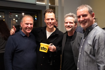 Im Bild vlnr.: Günter und Gerald Kessler (Kessler²), Christian Struber (Architekt und Vorstandsvorsitzender Initiative Architektur) und Leopold Feurer (Firma sto)